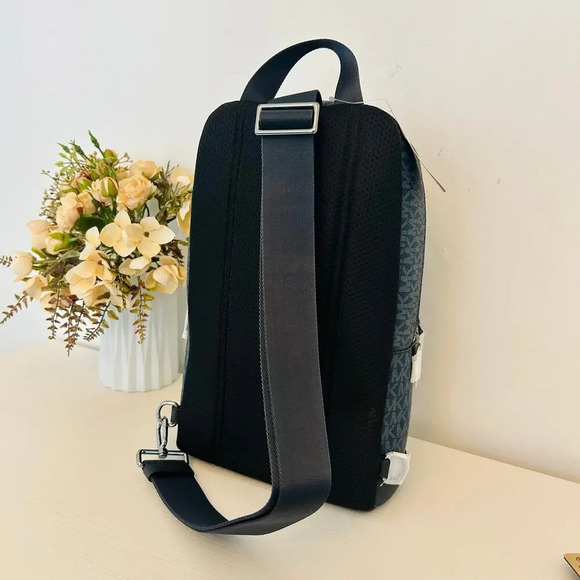 Michael Kors MK Cooper Logo Sling Pack ADMRL/PLBLUE - Picture 6 of 10